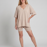 Lucinda | Conjunto de Top de Cuello en V y Pantalones Cortos de Estilo Relajado