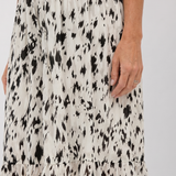 Atlas | Vestido de tirantes con estampado abstracto hasta la rodilla