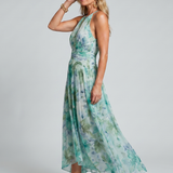 Portia | Vestido Midi Floral con Cuello Halter y Pliegues Suaves