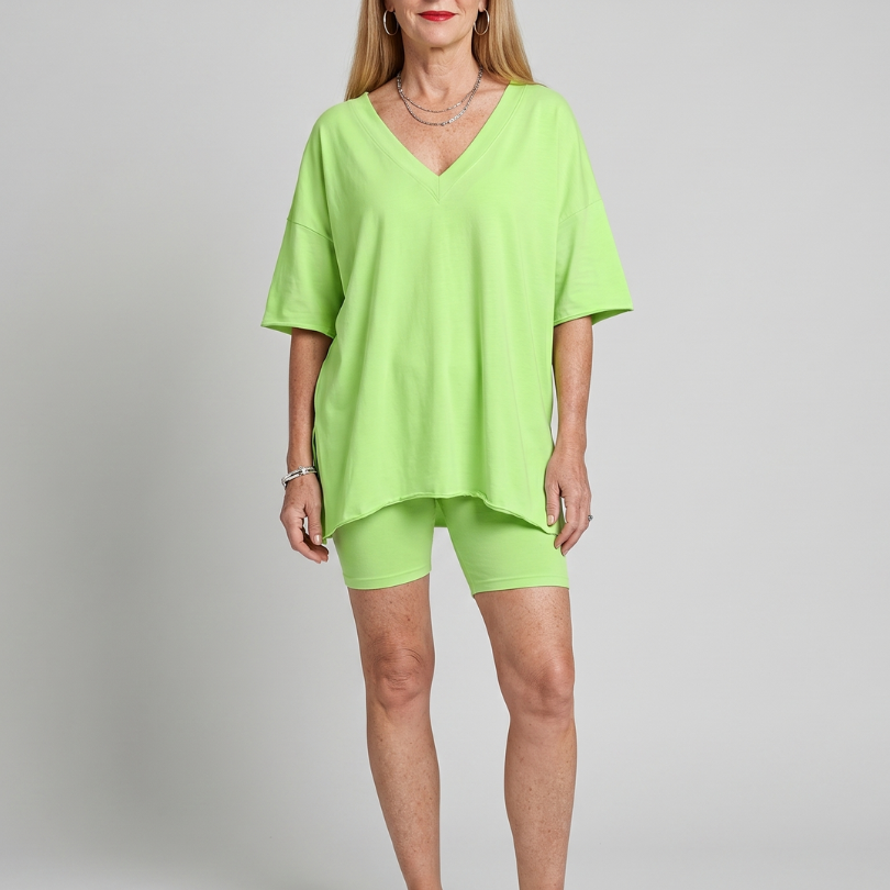 Lucinda | Conjunto de Top de Cuello en V y Pantalones Cortos de Estilo Relajado