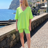 Lucinda | Conjunto de Top de Cuello en V y Pantalones Cortos de Estilo Relajado