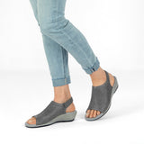 Hazel – Elegancia Sutil en Suave Gris