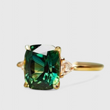 Elegante Anillo de Esmeralda Verde con Acabado Dorado