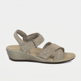 Holly – Elegancia Cálida en Suave Tono Topo