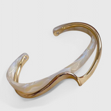 Pulsera sofisticada de ópalo blanco con detalles dorados